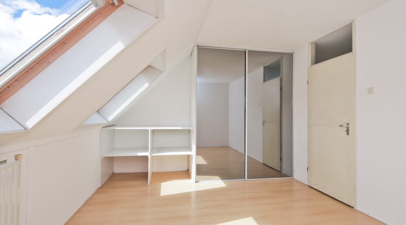 Deze naar eigen smaak in te richten maisonnette aan de Thomsonstraat 15 @Badhoevedorp heeft 3 etages, 4 kamers en een West-balkon! Foto 15 Slaapkamer 01a