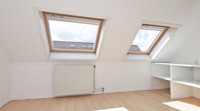 Deze naar eigen smaak in te richten maisonnette aan de Thomsonstraat 15 @Badhoevedorp heeft 3 etages, 4 kamers en een West-balkon! Foto 16 Slaapkamer 01b