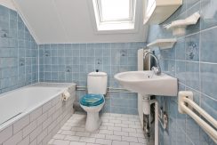 Deze naar eigen smaak in te richten maisonnette aan de Thomsonstraat 15 @Badhoevedorp heeft 3 etages, 4 kamers en een West-balkon! Foto 17 Badkamer 01a
