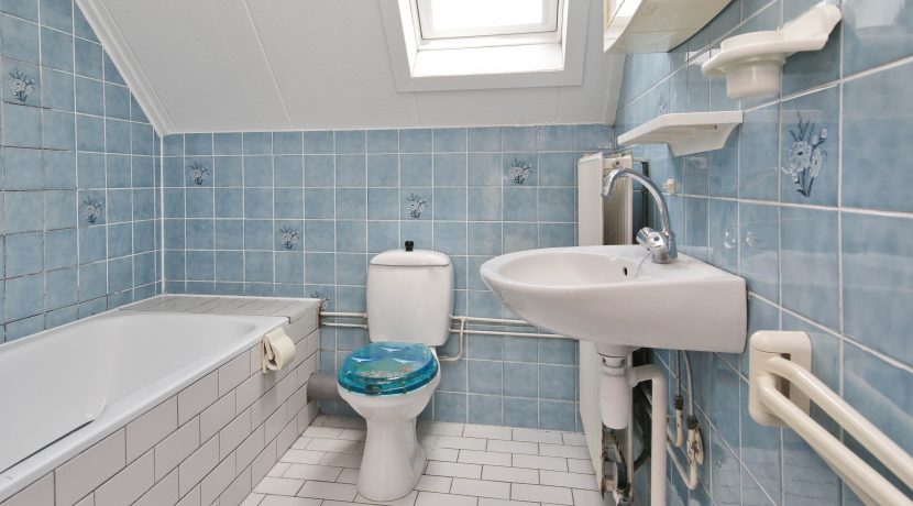 Deze naar eigen smaak in te richten maisonnette aan de Thomsonstraat 15 @Badhoevedorp heeft 3 etages, 4 kamers en een West-balkon! Foto 17 Badkamer 01a