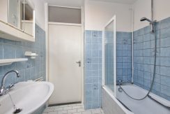 Deze naar eigen smaak in te richten maisonnette aan de Thomsonstraat 15 @Badhoevedorp heeft 3 etages, 4 kamers en een West-balkon! Foto 18 Badkamer 01b