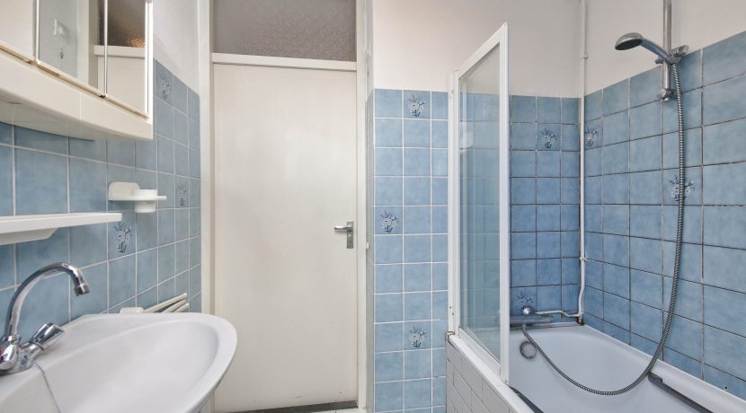 Deze naar eigen smaak in te richten maisonnette aan de Thomsonstraat 15 @Badhoevedorp heeft 3 etages, 4 kamers en een West-balkon! Foto 18 Badkamer 01b