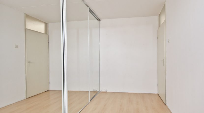 Deze naar eigen smaak in te richten maisonnette aan de Thomsonstraat 15 @Badhoevedorp heeft 3 etages, 4 kamers en een West-balkon! Foto 19 Slaapkamer 02a