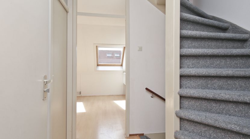 Deze naar eigen smaak in te richten maisonnette aan de Thomsonstraat 15 @Badhoevedorp heeft 3 etages, 4 kamers en een West-balkon! Foto 21 Overloop 01b
