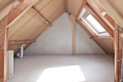 Deze naar eigen smaak in te richten maisonnette aan de Thomsonstraat 15 @Badhoevedorp heeft 3 etages, 4 kamers en een West-balkon! Foto 22 Zolderkamer 01a