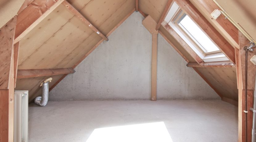 Deze naar eigen smaak in te richten maisonnette aan de Thomsonstraat 15 @Badhoevedorp heeft 3 etages, 4 kamers en een West-balkon! Foto 22 Zolderkamer 01a
