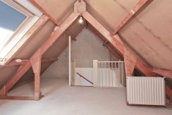 Deze naar eigen smaak in te richten maisonnette aan de Thomsonstraat 15 @Badhoevedorp heeft 3 etages, 4 kamers en een West-balkon! Foto 23 Zolderkamer 01b
