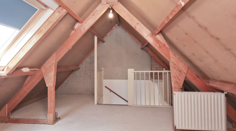 Deze naar eigen smaak in te richten maisonnette aan de Thomsonstraat 15 @Badhoevedorp heeft 3 etages, 4 kamers en een West-balkon! Foto 23 Zolderkamer 01b