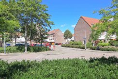 Deze naar eigen smaak in te richten maisonnette aan de Thomsonstraat 15 @Badhoevedorp heeft 3 etages, 4 kamers en een West-balkon! Foto 24 Straatbeeld 01b
