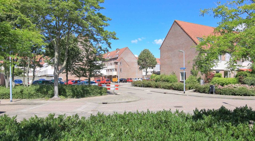 Deze naar eigen smaak in te richten maisonnette aan de Thomsonstraat 15 @Badhoevedorp heeft 3 etages, 4 kamers en een West-balkon! Foto 24 Straatbeeld 01b