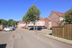 Deze naar eigen smaak in te richten maisonnette aan de Thomsonstraat 15 @Badhoevedorp heeft 3 etages, 4 kamers en een West-balkon! Foto 25 Straatbeeld 01c