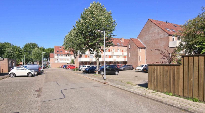 Deze naar eigen smaak in te richten maisonnette aan de Thomsonstraat 15 @Badhoevedorp heeft 3 etages, 4 kamers en een West-balkon! Foto 25 Straatbeeld 01c