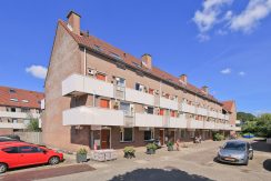 Deze naar eigen smaak in te richten maisonnette aan de Thomsonstraat 15 @Badhoevedorp heeft 3 etages, 4 kamers en een West-balkon! Foto 26 Straatbeeld 01d