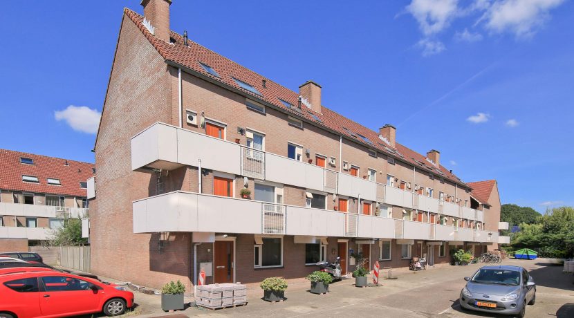 Deze naar eigen smaak in te richten maisonnette aan de Thomsonstraat 15 @Badhoevedorp heeft 3 etages, 4 kamers en een West-balkon! Foto 26 Straatbeeld 01d