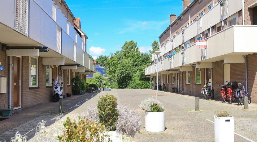 Deze naar eigen smaak in te richten maisonnette aan de Thomsonstraat 15 @Badhoevedorp heeft 3 etages, 4 kamers en een West-balkon! Foto 27 Straatbeeld 01e