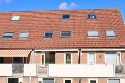 Deze naar eigen smaak in te richten maisonnette aan de Thomsonstraat 15 @Badhoevedorp heeft 3 etages, 4 kamers en een West-balkon! Foto 28 Gevel 01c