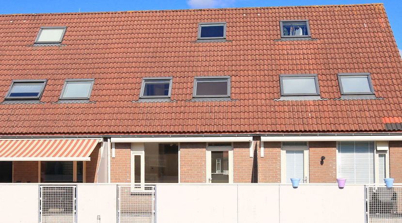 Deze naar eigen smaak in te richten maisonnette aan de Thomsonstraat 15 @Badhoevedorp heeft 3 etages, 4 kamers en een West-balkon! Foto 28 Gevel 01c