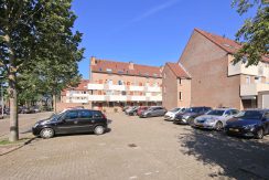 Deze naar eigen smaak in te richten maisonnette aan de Thomsonstraat 15 @Badhoevedorp heeft 3 etages, 4 kamers en een West-balkon! Foto 29 Straatbeeld 01f
