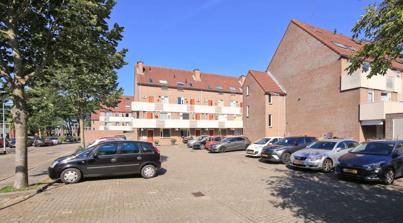 Deze naar eigen smaak in te richten maisonnette aan de Thomsonstraat 15 @Badhoevedorp heeft 3 etages, 4 kamers en een West-balkon! Foto 29 Straatbeeld 01f