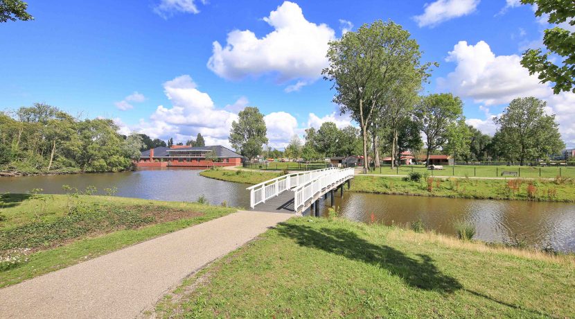 Deze naar eigen smaak in te richten maisonnette aan de Thomsonstraat 15 @Badhoevedorp heeft 3 etages, 4 kamers en een West-balkon! Foto 30 Omgevin 01a