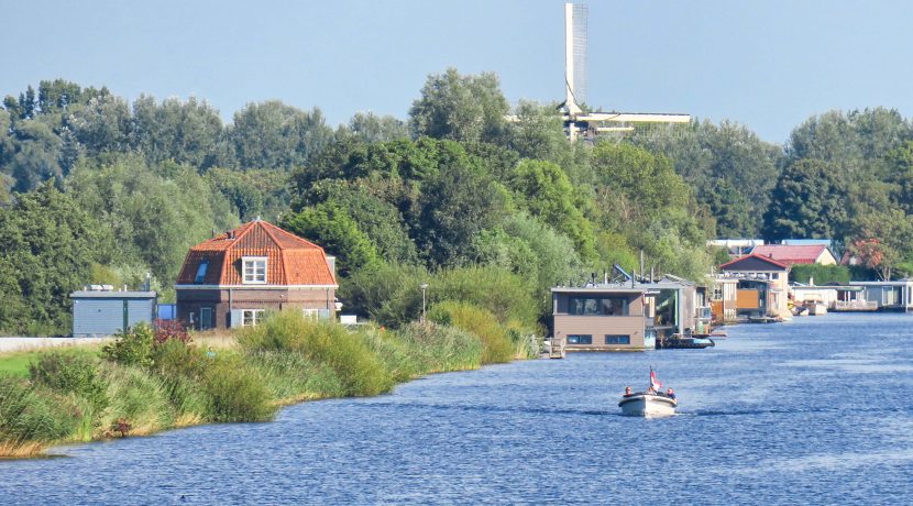 Deze naar eigen smaak in te richten maisonnette aan de Thomsonstraat 15 @Badhoevedorp heeft 3 etages, 4 kamers en een West-balkon! Foto 31 Omgevin 01b