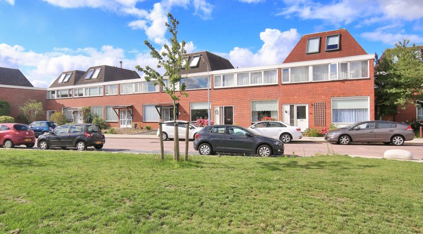 Lichte familiewoning met 11 meter diepe zuidtuin en grote berging op rustige en centrale locatie @Badhoevedorp Pascalstraat 54 Foto 01 Gevel 01a