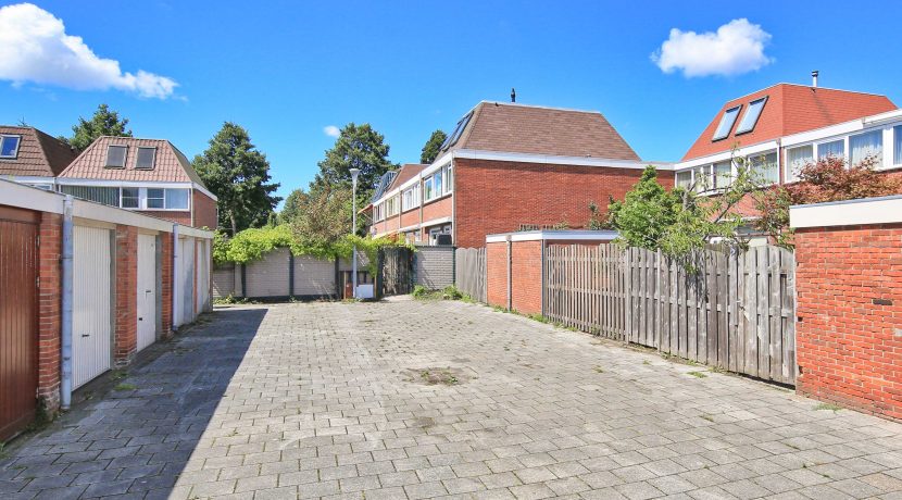 Lichte familiewoning met 11 meter diepe zuidtuin en grote berging op rustige en centrale locatie @Badhoevedorp Pascalstraat 54 Foto 06 Achterplein 01a