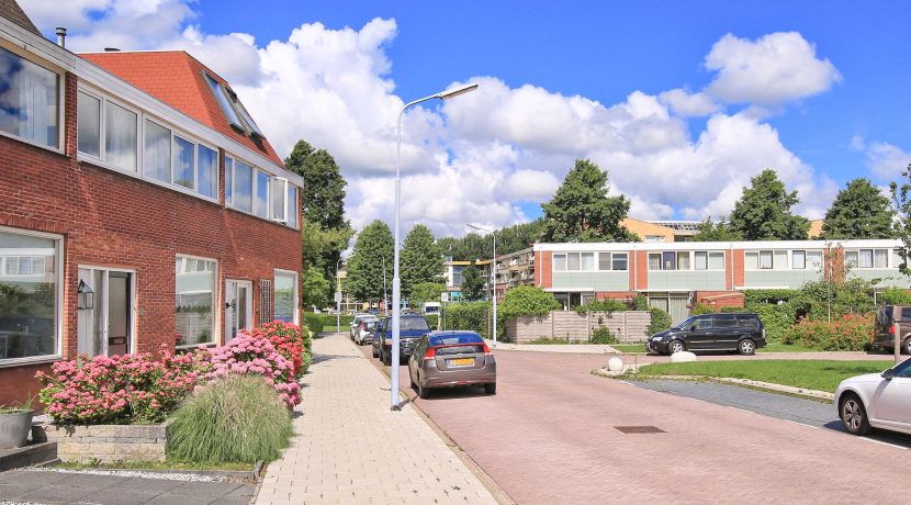 Lichte familiewoning met 11 meter diepe zuidtuin en grote berging op rustige en centrale locatie @Badhoevedorp Pascalstraat 54 Foto 12 Gevel 01b