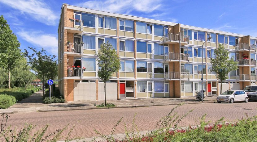 Stoer en modern verbouwd driekamerappartement op de 1e etage in centrum @Badhoevedorp Marconistraat 14 Foto 02 Gevel 01a