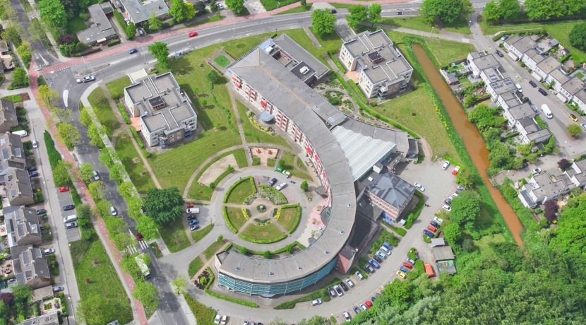 Aan groene, rustige zijde van seniorencomplex gelegen 3-kamerappartement met vrij uitzicht, balkon, lift en garageplaats @Badhoevedorp Kamerlingh Onneslaan 141 Foto 45