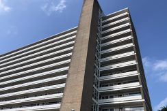 Deels gemeubileerd driekamerappartement op de bovenste etage met balkon en schitterend uitzicht @Amsterdam-West Burgemeester Hogguerstraat 1157 Foto 01