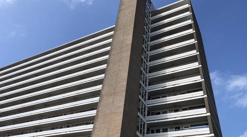 Deels gemeubileerd driekamerappartement op de bovenste etage met balkon en schitterend uitzicht @Amsterdam-West Burgemeester Hogguerstraat 1157 Foto 01