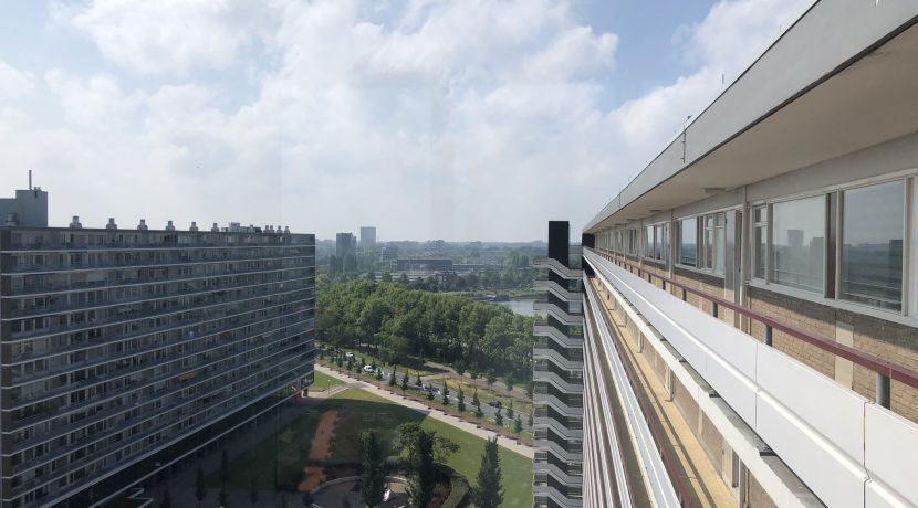 Deels gemeubileerd driekamerappartement op de bovenste etage met balkon en schitterend uitzicht @Amsterdam-West Burgemeester Hogguerstraat 1157 Foto 04