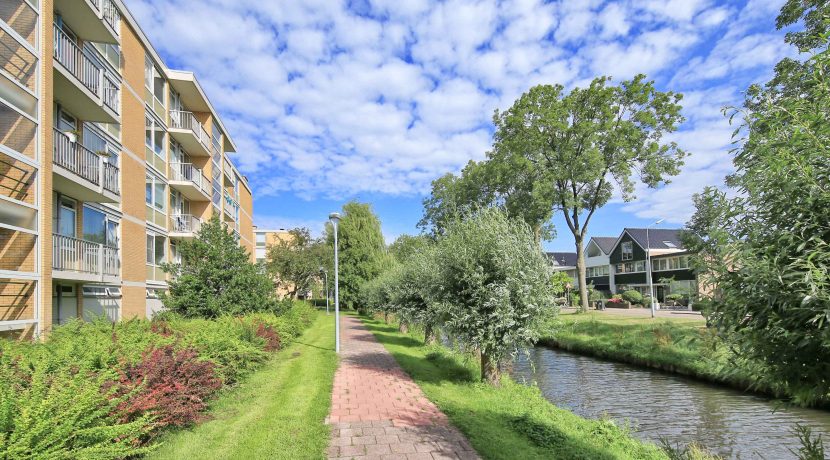 Deels gestoffeerd driekamerappartement op de tweede etage met dubbel balkon en vrij uitzicht @Badhoevedorp Einsteinlaan 131 is te huur voor twee jaar foto 02