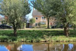 Half vrijstaande villa met grote garage en 110 m² zuidwest tuin op het mooiste plekje van het dorp aan de Rietwijckstraat 3 @Badhoevedorp Foto 01