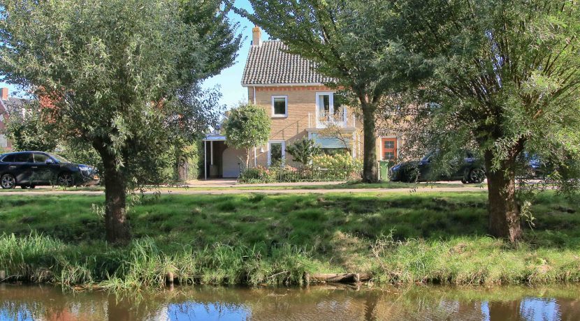Half vrijstaande villa met grote garage en 110 m² zuidwest tuin op het mooiste plekje van het dorp aan de Rietwijckstraat 3 @Badhoevedorp Foto 01