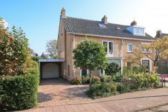 Half vrijstaande villa met grote garage en 110 m² zuidwest tuin op het mooiste plekje van het dorp aan de Rietwijckstraat 3 @Badhoevedorp Foto 02