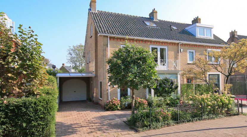 Half vrijstaande villa met grote garage en 110 m² zuidwest tuin op het mooiste plekje van het dorp aan de Rietwijckstraat 3 @Badhoevedorp Foto 02