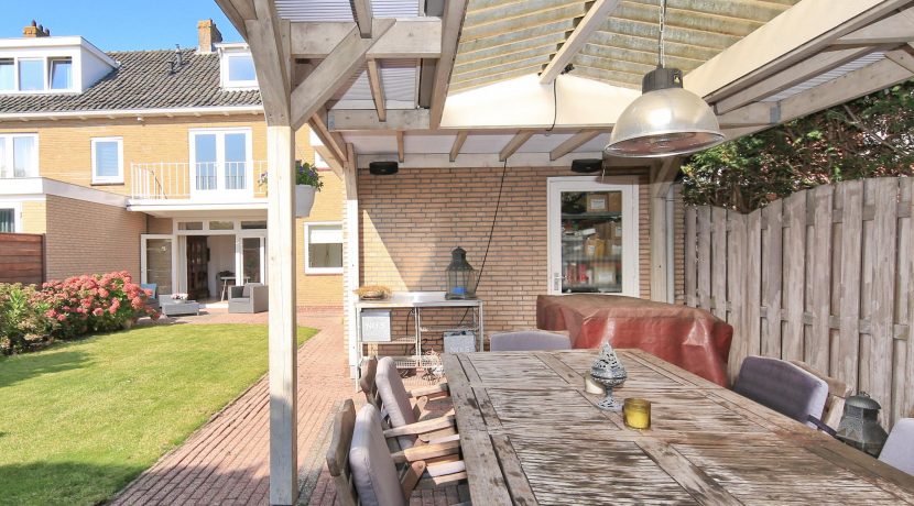 Half vrijstaande villa met grote garage en 110 m² zuidwest tuin op het mooiste plekje van het dorp aan de Rietwijckstraat 3 @Badhoevedorp Foto 09