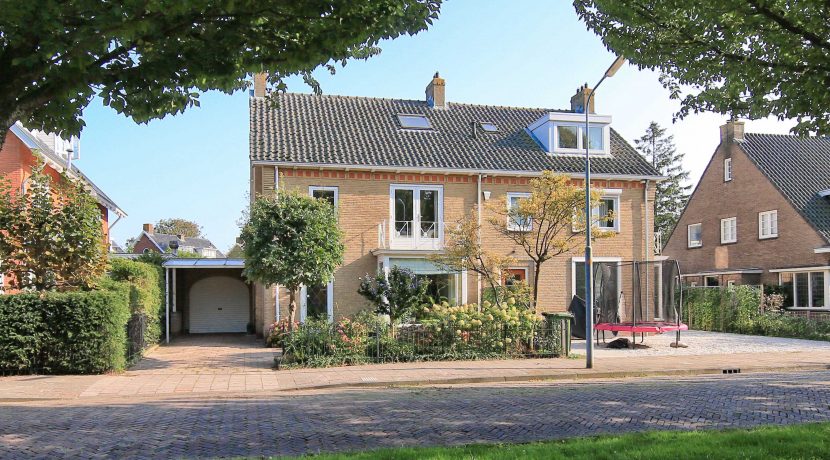Half vrijstaande villa met grote garage en 110 m² zuidwest tuin op het mooiste plekje van het dorp aan de Rietwijckstraat 3 @Badhoevedorp Foto 17