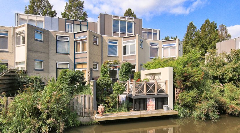 In deze ruime, aan de polder grenzende familiewoning aan de P.J. Oudstraat 14 woon je buiten de stad en toch @Amsterdam Foto 01