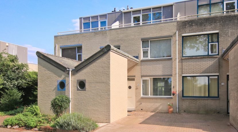 In deze ruime, aan de polder grenzende familiewoning aan de P.J. Oudstraat 14 woon je buiten de stad en toch @Amsterdam Foto 02