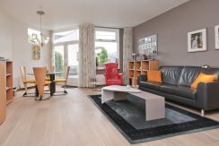 In deze ruime, aan de polder grenzende familiewoning aan de P.J. Oudstraat 14 woon je buiten de stad en toch @Amsterdam Foto 04
