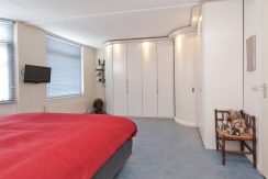 In deze ruime, aan de polder grenzende familiewoning aan de P.J. Oudstraat 14 woon je buiten de stad en toch @Amsterdam Foto 06