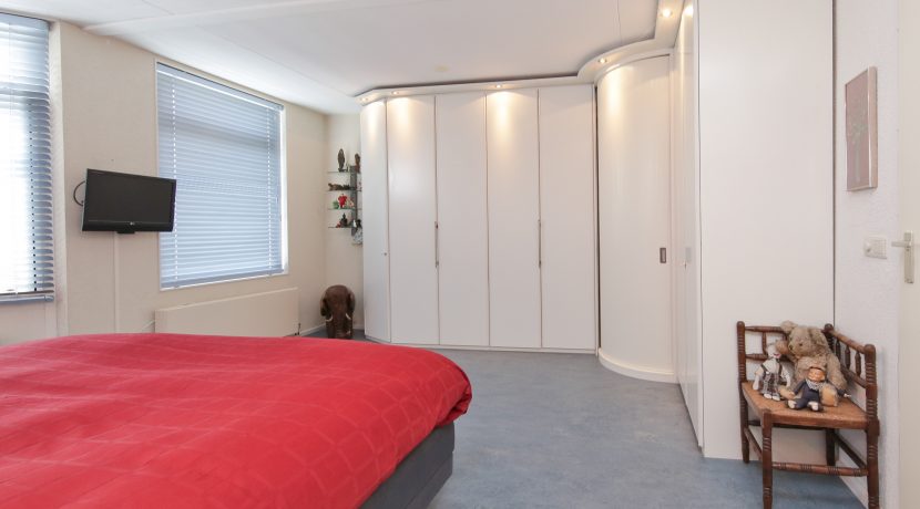 In deze ruime, aan de polder grenzende familiewoning aan de P.J. Oudstraat 14 woon je buiten de stad en toch @Amsterdam Foto 06