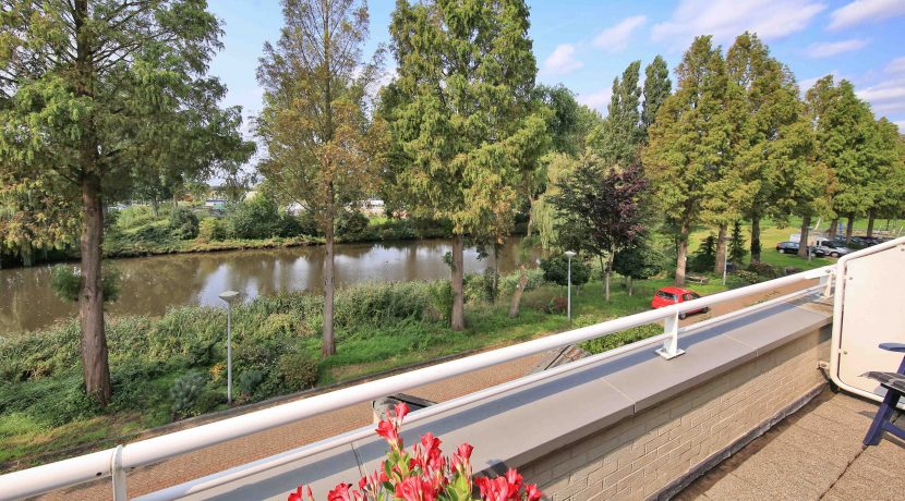 In deze ruime, aan de polder grenzende familiewoning aan de P.J. Oudstraat 14 woon je buiten de stad en toch @Amsterdam Foto 10