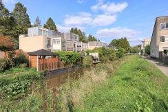 In deze ruime, aan de polder grenzende familiewoning aan de P.J. Oudstraat 14 woon je buiten de stad en toch @Amsterdam Foto 12