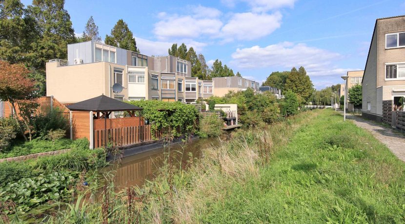 In deze ruime, aan de polder grenzende familiewoning aan de P.J. Oudstraat 14 woon je buiten de stad en toch @Amsterdam Foto 12