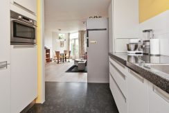 In deze ruime, aan de polder grenzende familiewoning aan de P.J. Oudstraat 14 woon je buiten de stad en toch @Amsterdam Foto 20