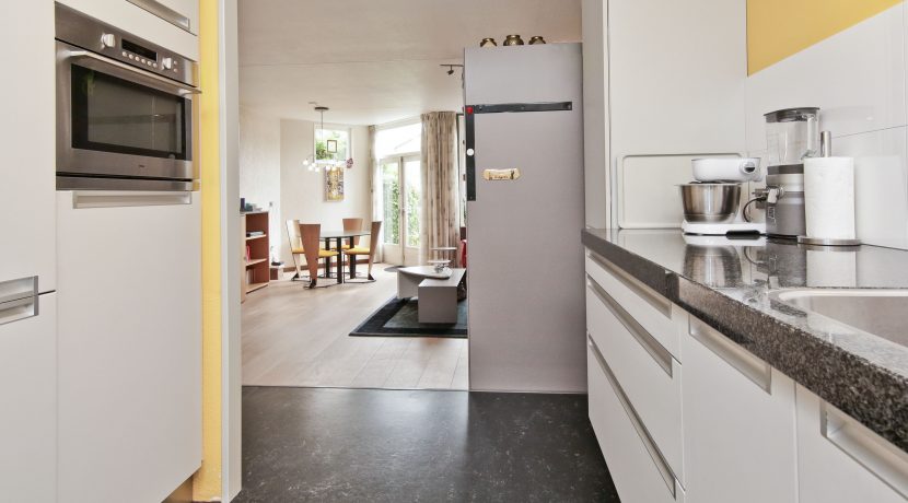 In deze ruime, aan de polder grenzende familiewoning aan de P.J. Oudstraat 14 woon je buiten de stad en toch @Amsterdam Foto 20